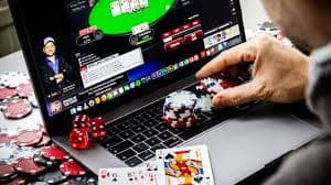 Pengguna boswin77 melihat halaman di ponsel